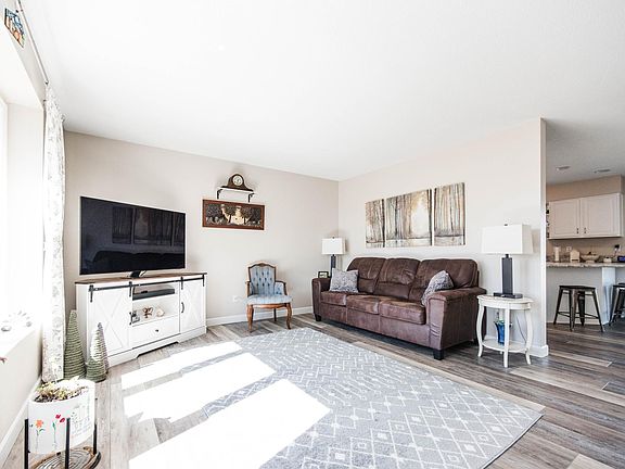 3rd image of 884 Willow Springs Rd