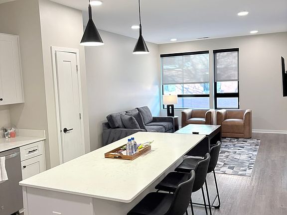 2nd image of 3612 Leavenworth St #405