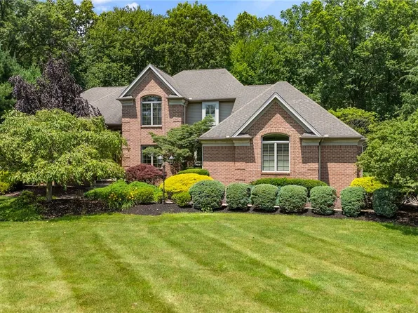 7850 Meadowood Dr, Canfield, OH 44406