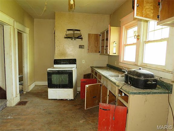 9th image of 415 E Water St