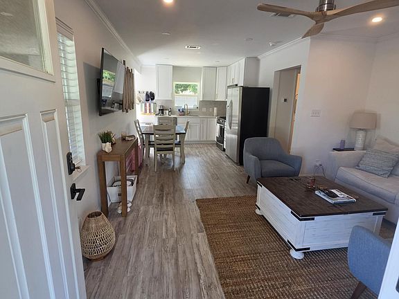 4th image of 135 Eleanor Ave