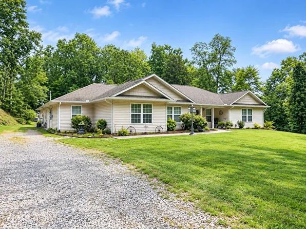 305 Cove Cir, Caryville, TN 37714