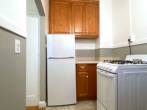 2nd image of 1865 Oak St #1