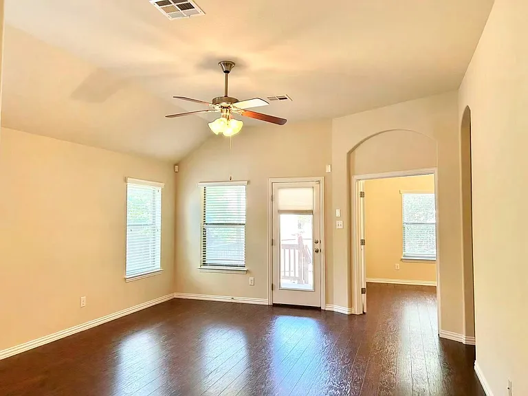 1104 Valerie Cv — Photo 14