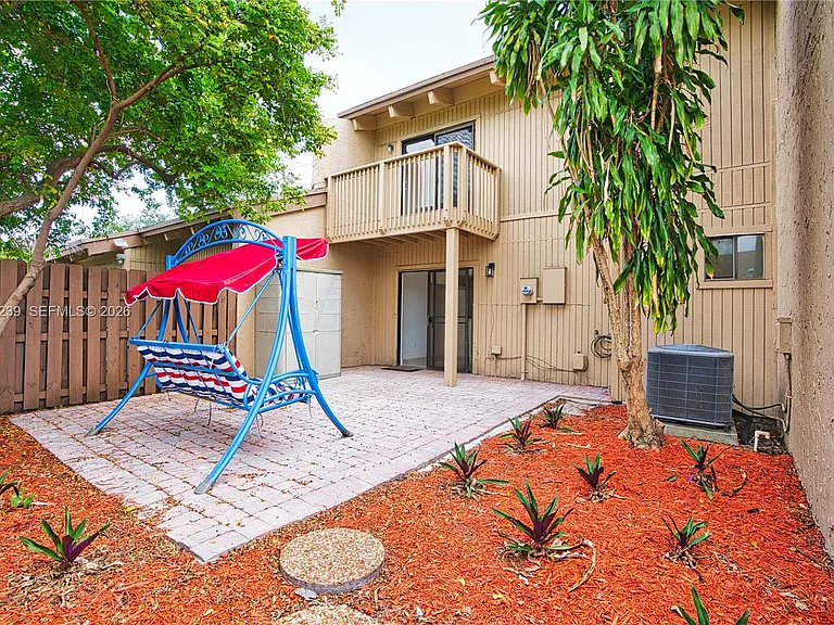 8015 SW 21st Ct #8015 — Photo 4