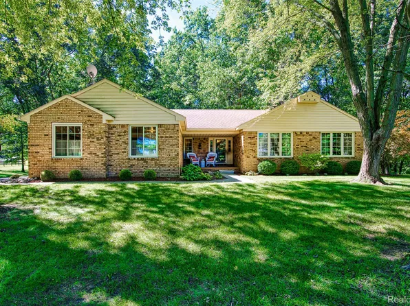 6209 Raddatz Rd, Fowlerville, MI 48836