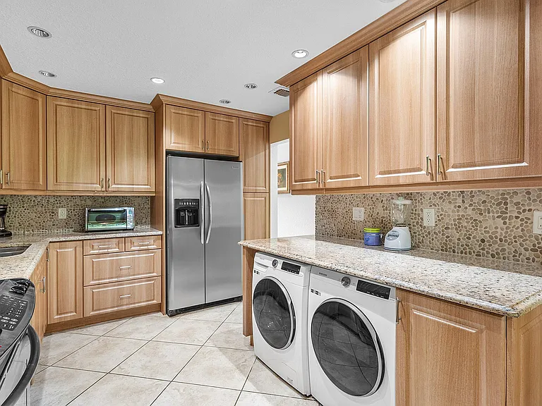 22 Westgate Ln #E — Photo 7