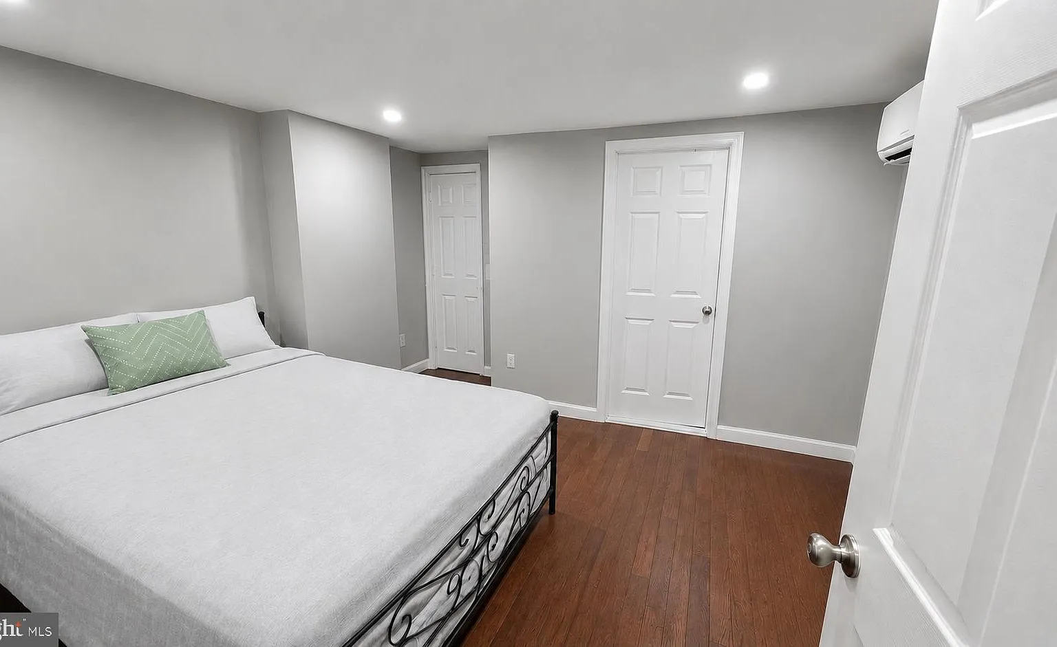 3 bed, 2.0 bath, 1000 sqft, $1,700 — Photo 3
