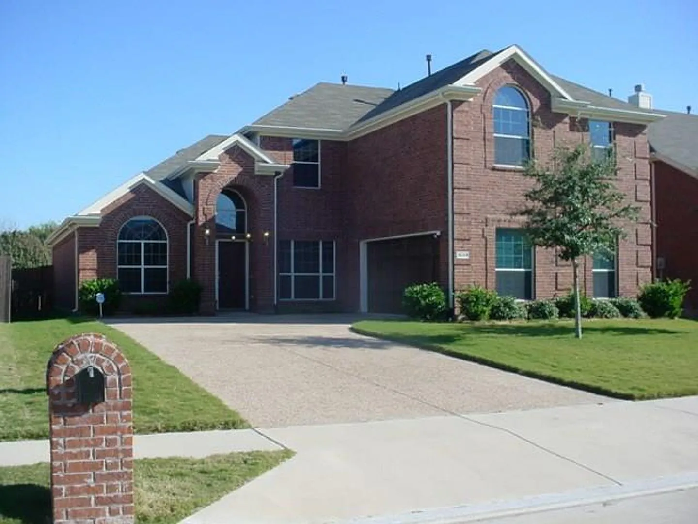 Beautiful 5-Bedroom Home in Frisco — Photo 1