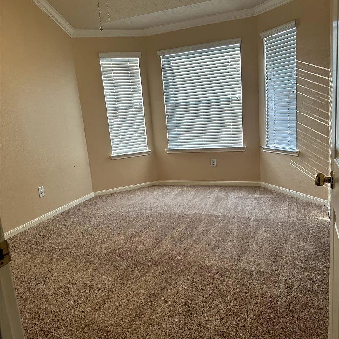 4 bed, 2.5 bath, 2650 sqft, $3,650 — Photo 4