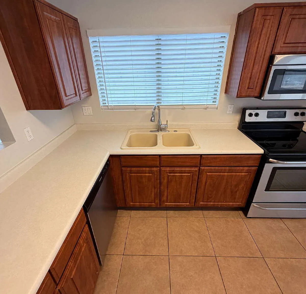 3 bed, 2.0 bath, 1510 sqft, $2,099 — Photo 3