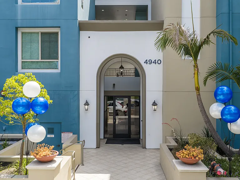 Oasis at Lake Encino — Photo 3