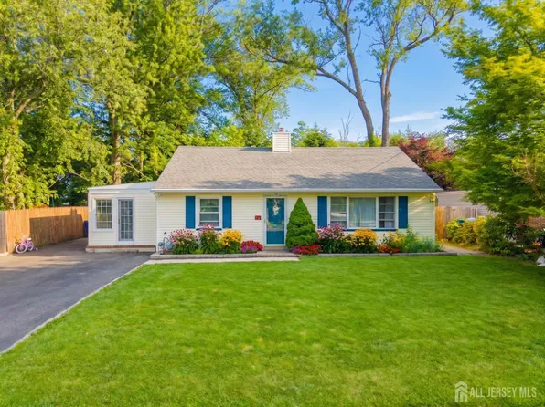 12 Pierrepont Ave, Middlesex, NJ 08846