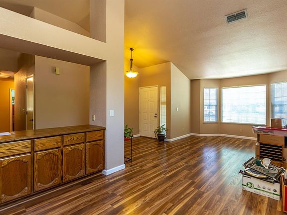 4th image of 1405 Everett Way