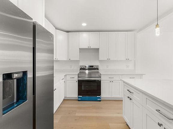 4th image of 111 W 35th St