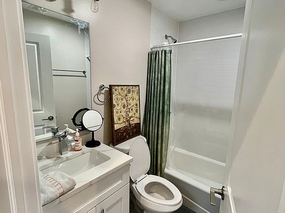 2nd image of 1943 W Balmoral Ave APT 1