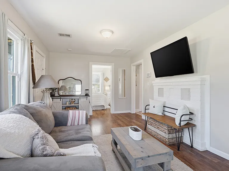 612 Crescent Dr — Photo 3