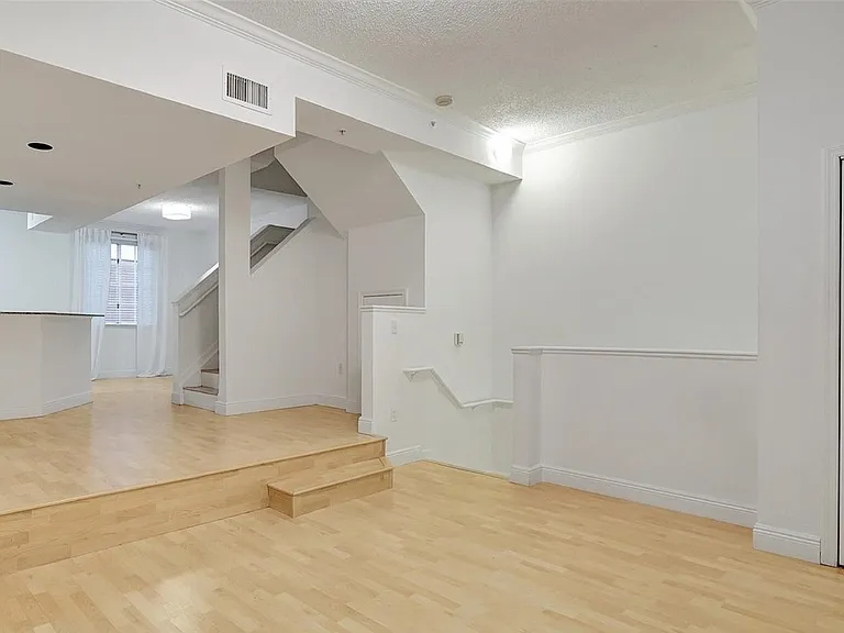 2911 NE 185th St — Photo 2