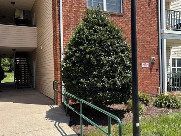 9410 Links Ln APT B, Glen Allen, VA 23059