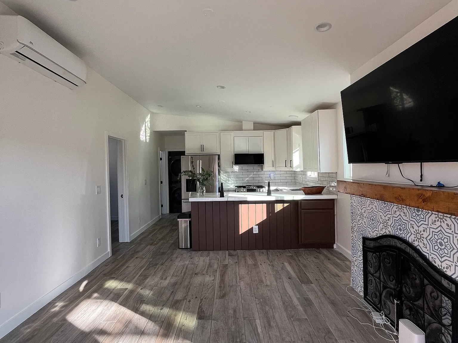 3 bed, 864 sqft, $5,300 — Photo 3