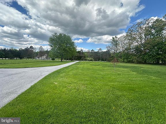 3rd image of 447 Hunterstown Hampton Rd