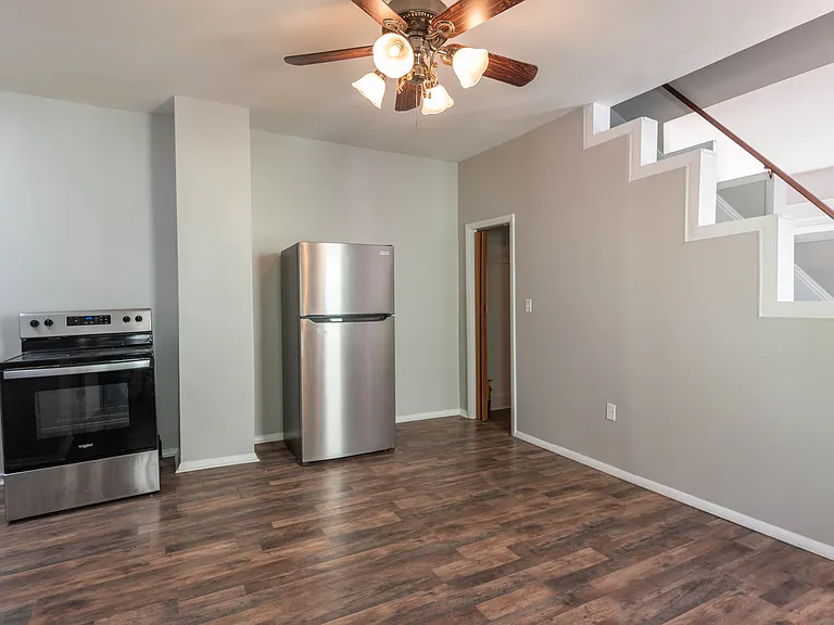 256 E Grove St — Photo 7