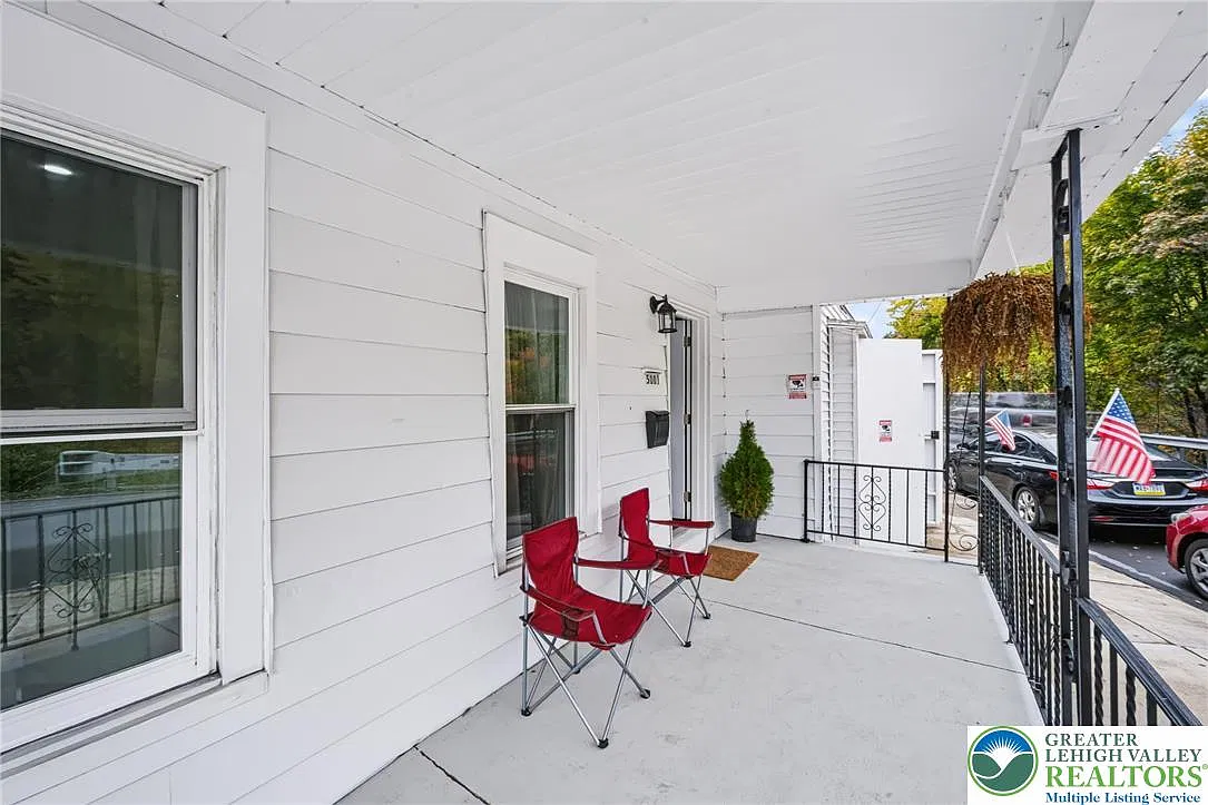 4 bed, 2.5 bath, 1935 sqft, $1,795 — Photo 2