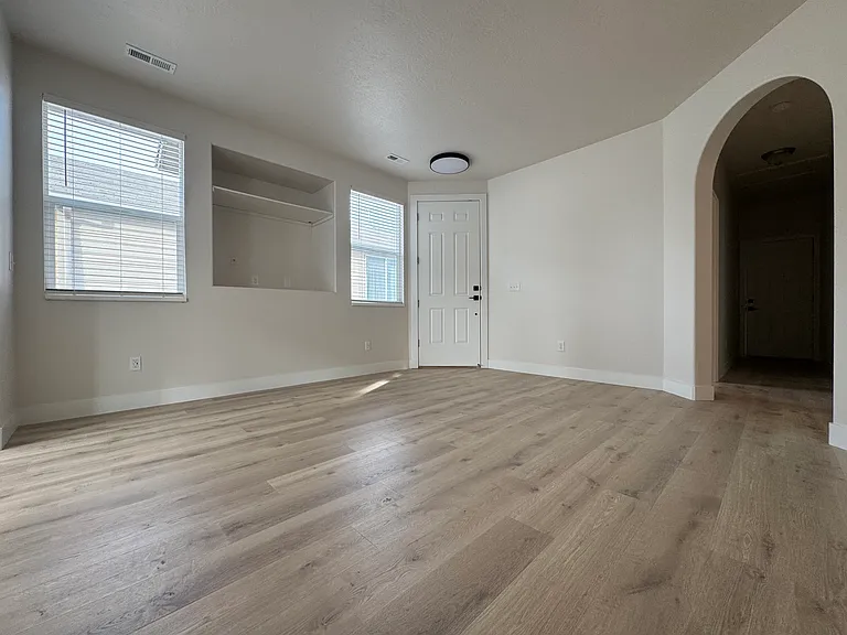 733 N Bradford Dr — Photo 3