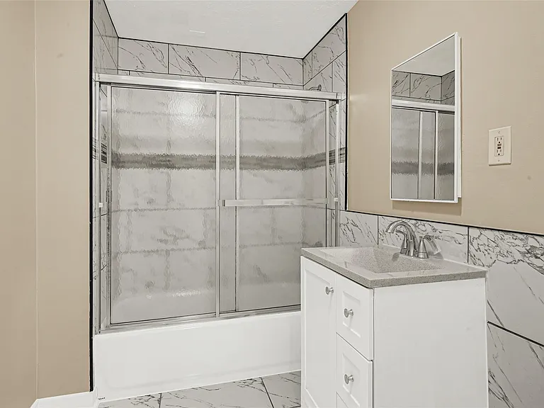 305 N Live Oak St — Photo 12