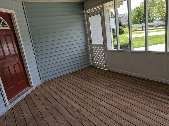 Screened-in front porch!