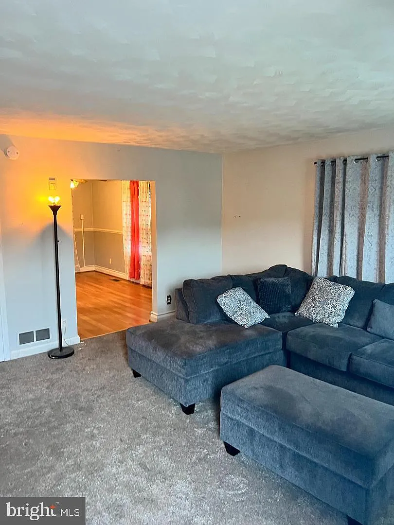 3 bed, 1272 sqft, $1,900 — Photo 2