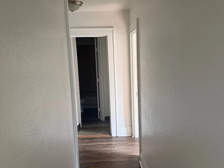 220 Franklin Ave — Photo 10