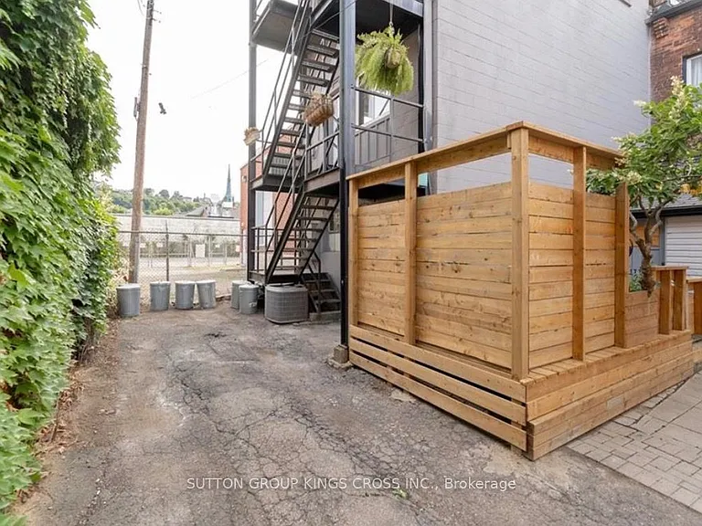 179 John St S #UPPER — Photo 24