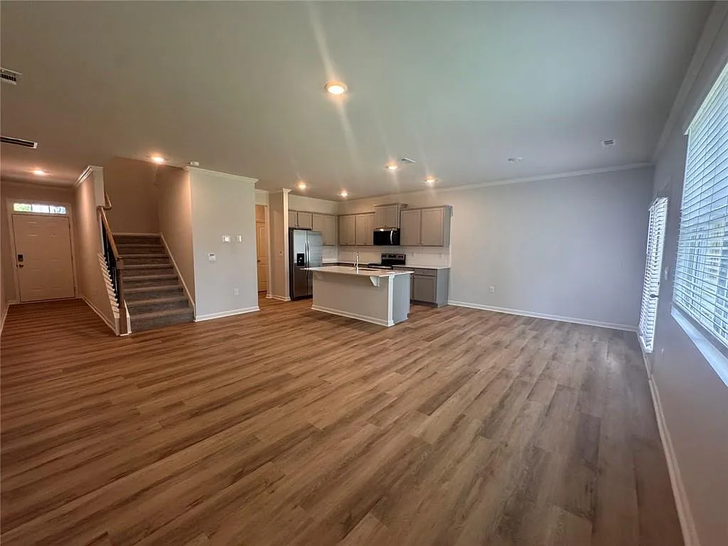 3 bed, 2.5 bath, 1877 sqft, $2,100 — Photo 3