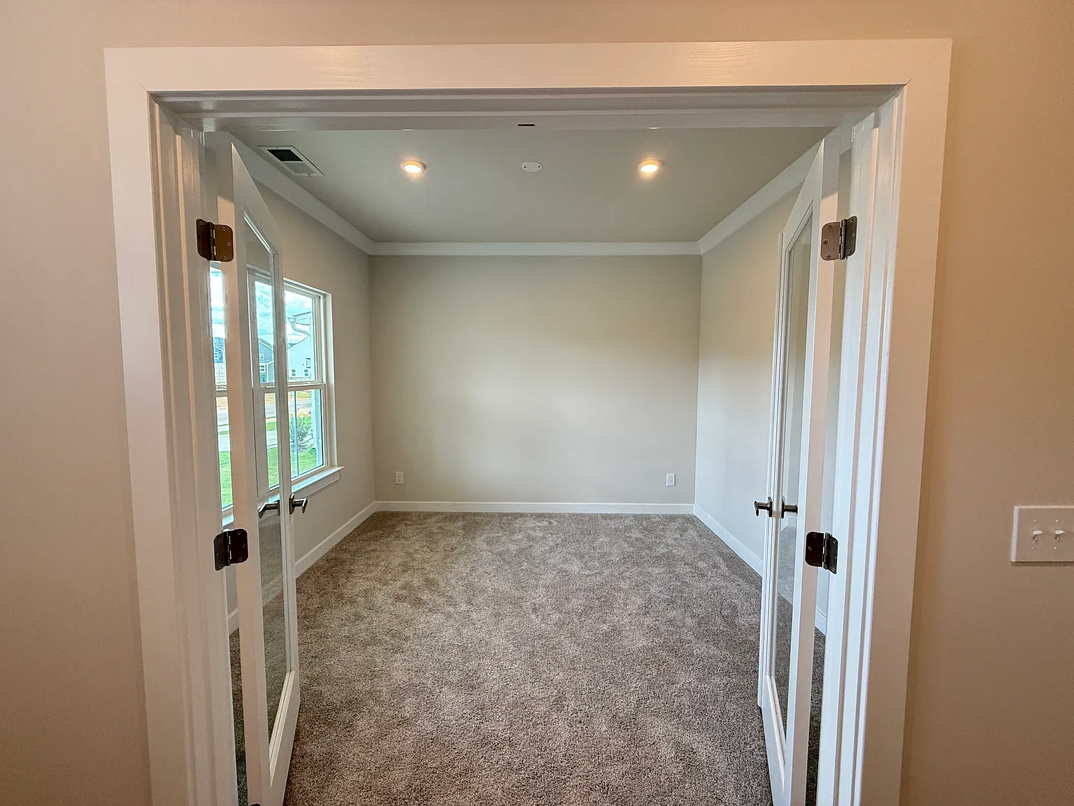 4 bed, 2.5 bath, 2350 sqft, $2,549 — Photo 2
