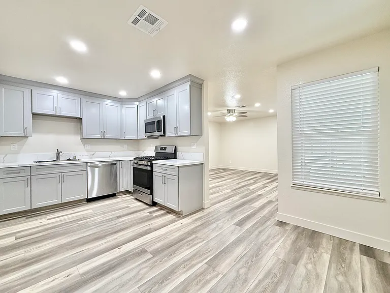 1821 W Rumble Rd — Photo 2