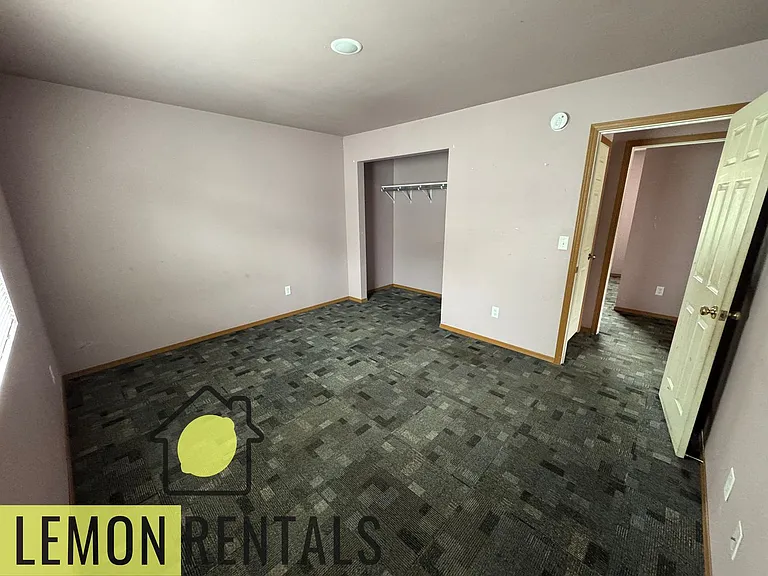 304 E P St — Photo 2