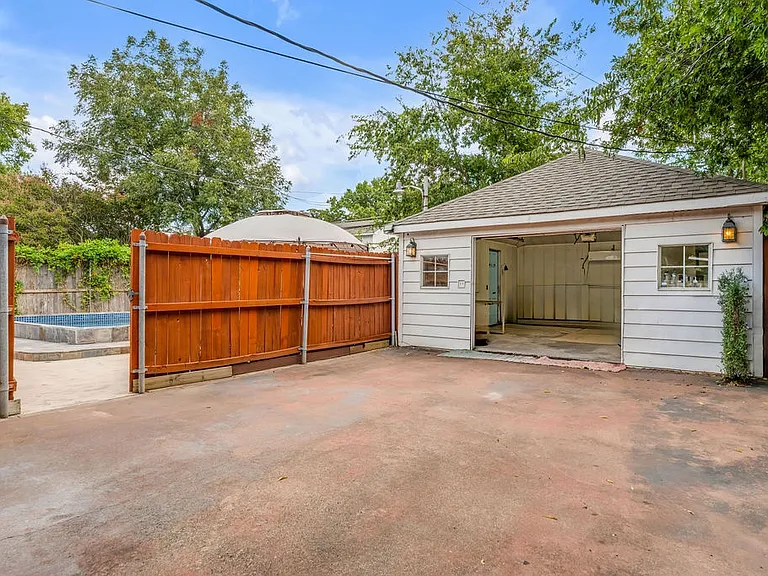 2240 Lawndale Dr — Photo 44