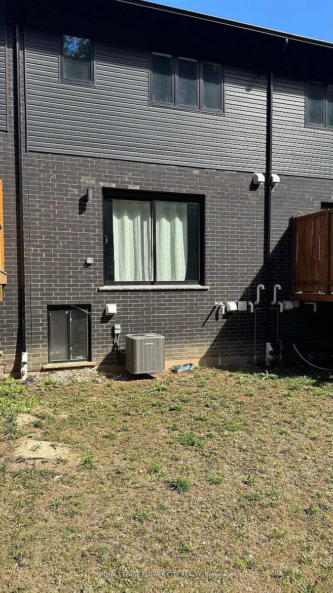 Building Photo - 928 Robert Ferrie Dr