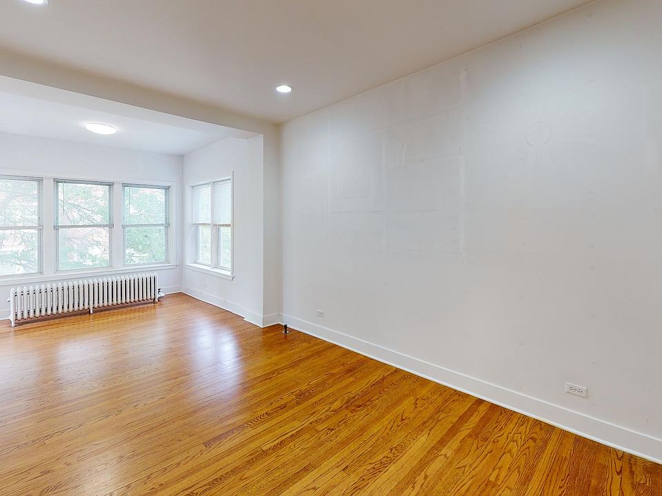 1st image of 3057 W Wilson Ave APT 2