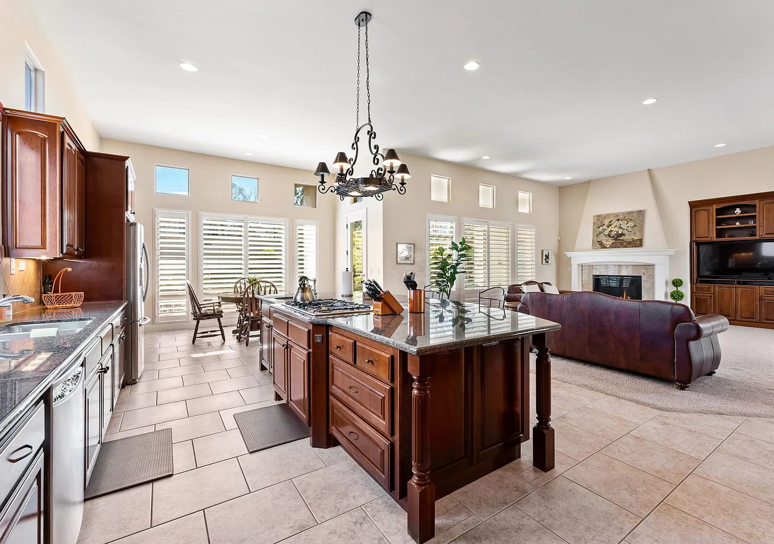 Luxurious Fully Furnished Single Level Home — Photo 4