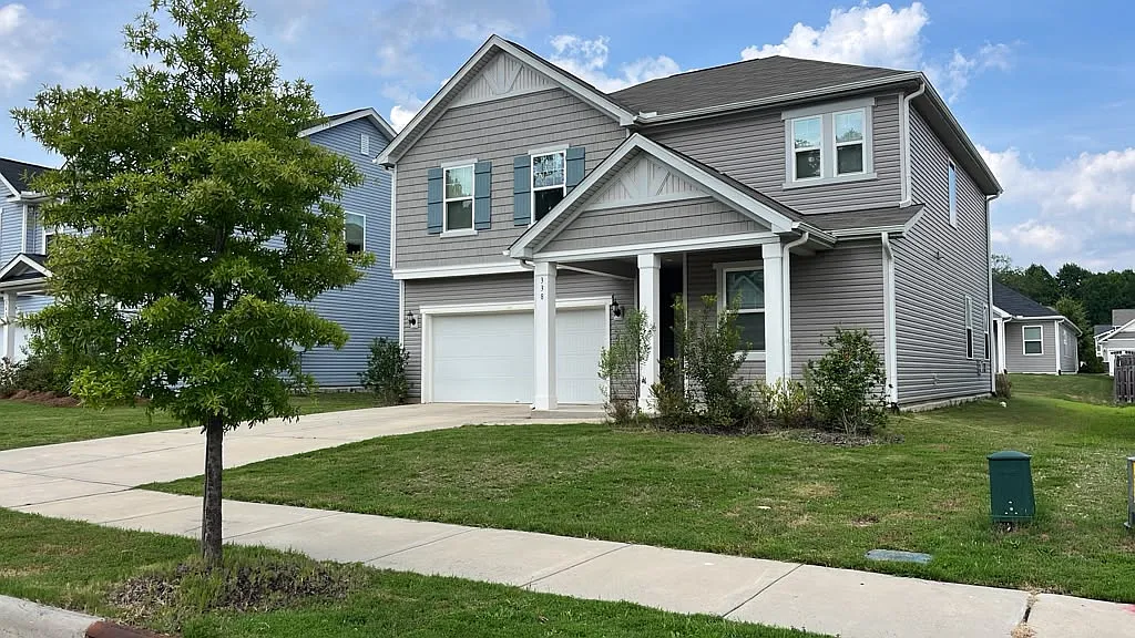 4 bed, 2350 sqft, $2,200 — Photo 4