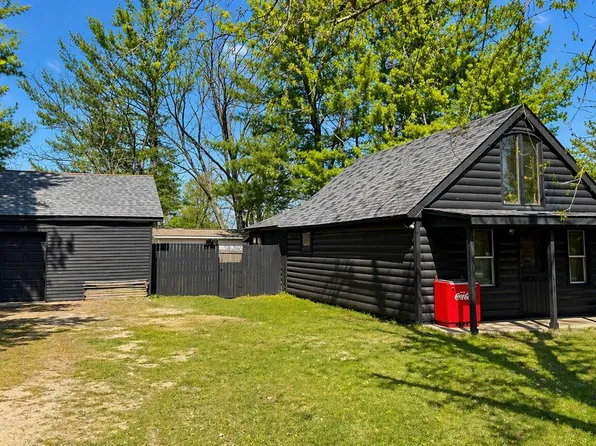 204 Beech St, Houghton Lake, MI 48629