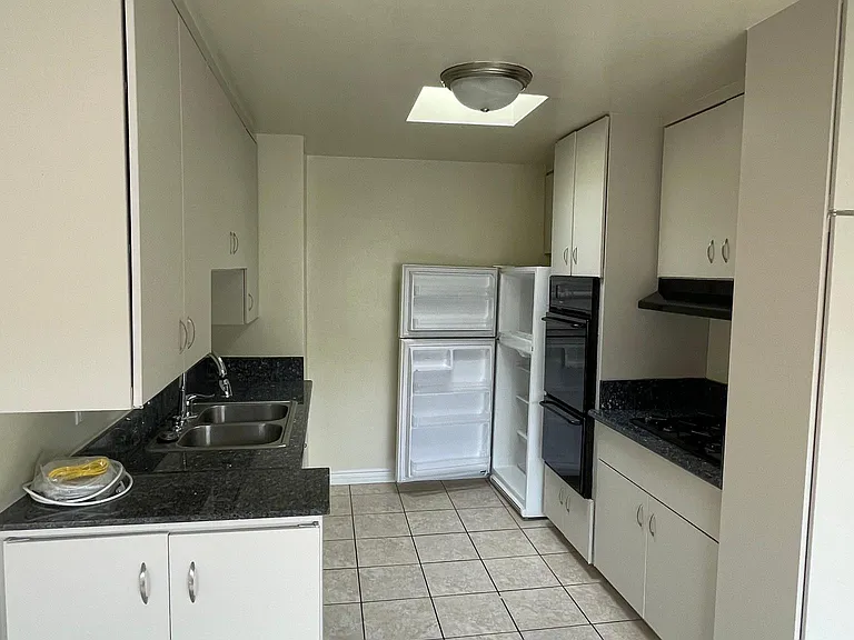 735 N Sweetzer Ave #306 — Photo 8