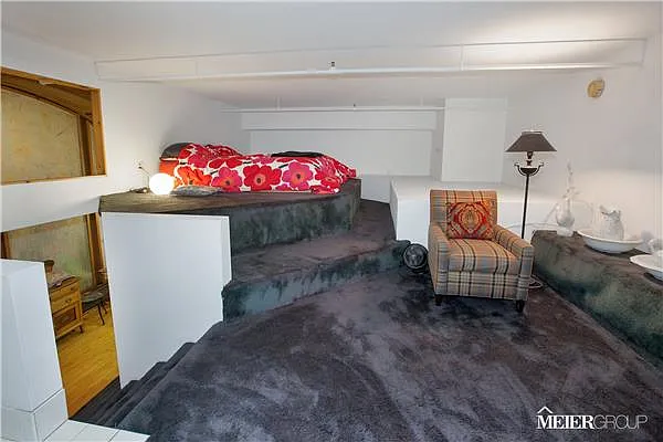 Sold by R New York | media 2