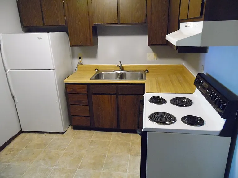 Arnold's Park Apartments — Photo 16