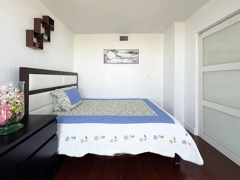 800 Parkview Dr #823 — Photo 18