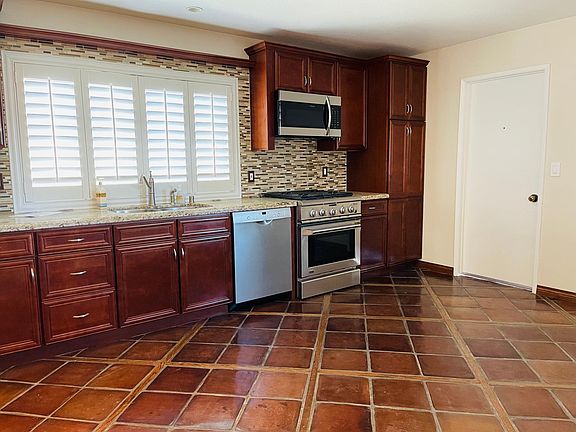 Stainless steels appliances, timeless features and garage entry