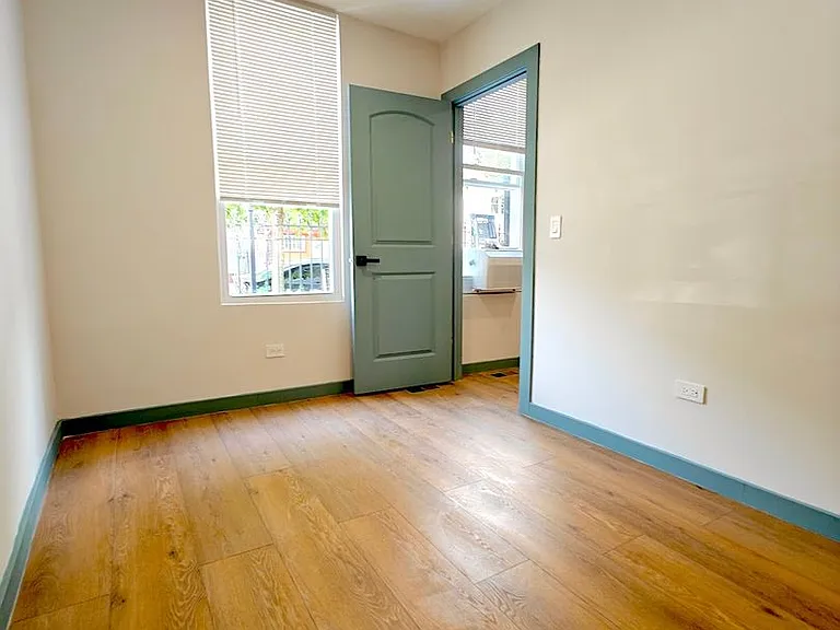 1833 W 21st St — Photo 14
