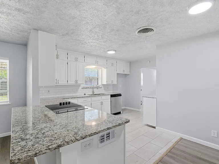2120 Nottingham Blvd — Photo 7